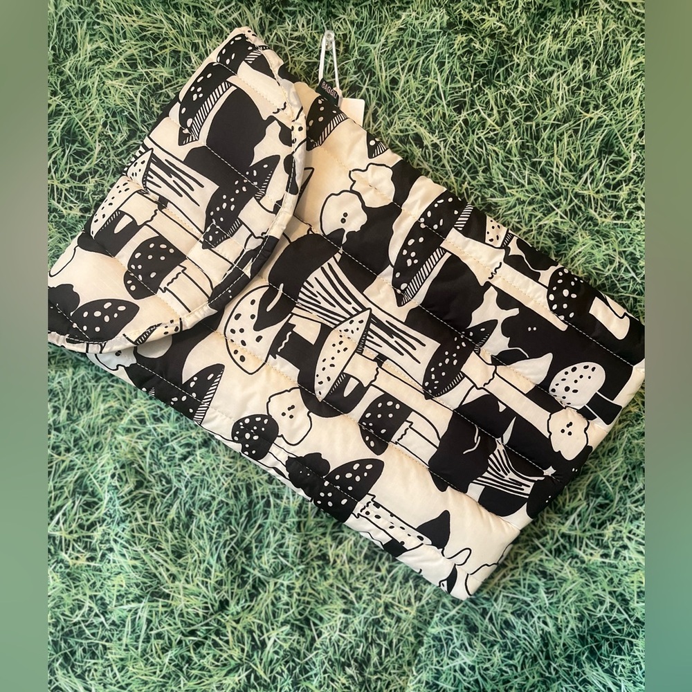 BAGGU MUSHROOM LAPTOP CASE - Picture 2 of 2